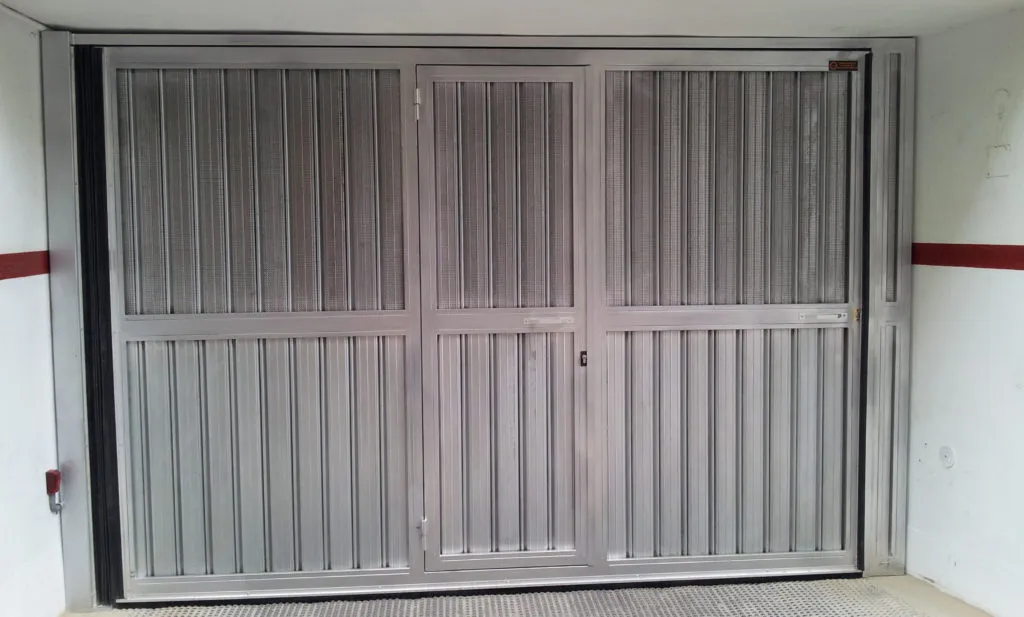 puerta garaje 2021 09 - Mantenimiento Reparación Puertas de Garaje en Barcelona