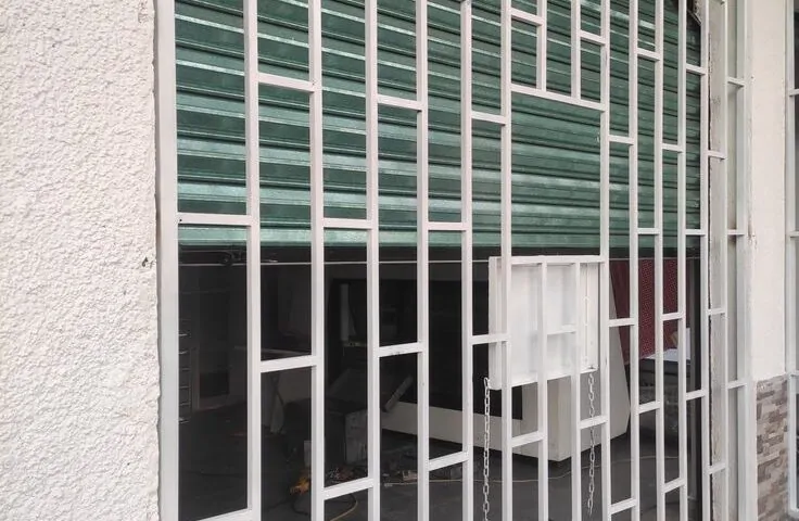 Quines reixes son mes efectives per protegir locals comercials a Barcelona 736x480 - Quines reixes són més efectives per protegir locals comercials a Barcelona?