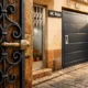 Tres puertas en Barcelona: reja de hierro forjado, puerta de acero moderna y reja de acordeón, mostrando opciones populares.