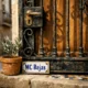 Reja de hierro forjado con puerta de madera en Barcelona, mostrando texturas y detalles arquitectónicos. Que opciones de rejas son mas populares para puertas en Barcelona.