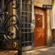 Trío de puertas en Barcelona con rejas populares: forja ornamentada, acero tubular y panel de seguridad de acero. Cuales son las opciones de rejas para puertas mas populares en Barcelona.