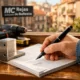 Mano firmando un documento sobre financiamiento para la compra de rejas de seguridad en Barcelona, con vista a la ciudad.