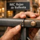 Macro de una barra de acero en una tienda en Barcelona, mostrando una valoración de usuarios sobre rejas de ballesta.