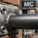 Macro de una barra de seguridad unida a una placa, mostrando robustez; se recomienda rejas para zonas con alto índice de delincuencia.