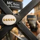 Primer plano de una reja de ballesta en Barcelona con un sticker dorado; sugiere "Adquirir rejas de ballesta en Barcelona donde encontrar recomendaciones de clientes".