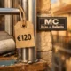 Reja fija de aluminio con etiqueta de precio en un marco de madera, iluminada por la luz cálida de Barcelona. Encuentra los precios más competitivos para rejas fijas en Barcelona.