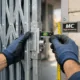 Comprar rejas de ballesta cuales son las opciones mas recomendadas actualmente, manos inspeccionando una reja metálica abierta